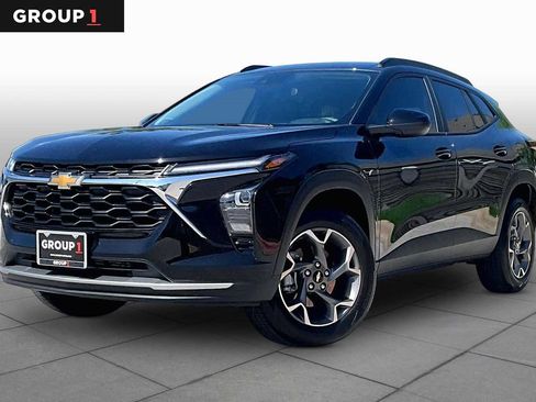 Used 2026 Chevrolet Trax LT FWD image 1