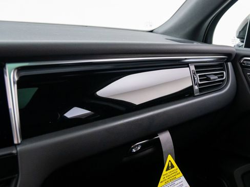 Certified 2026 Porsche Macan AWD/4WD image 27