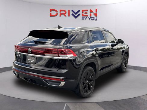 Used 2024 Volkswagen Atlas Cross Sport SE w/ Panoramic Sunroof Package FWD image 4