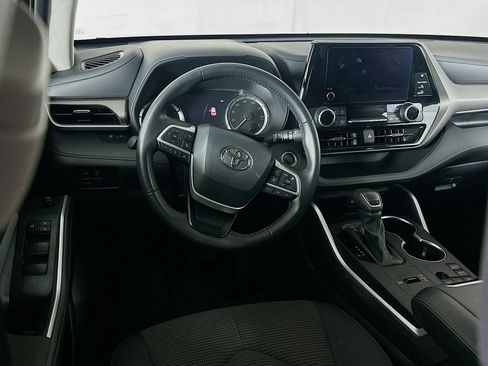 Used 2024 Toyota Highlander LE image 18