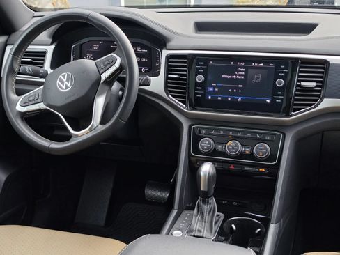 Used 2022 Volkswagen Atlas Cross Sport SE w/ Panoramic Sunroof Package FWD image 14