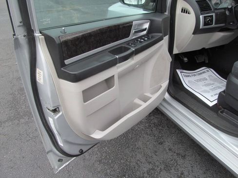 Used 2010 Dodge Grand Caravan SXT FWD image 7