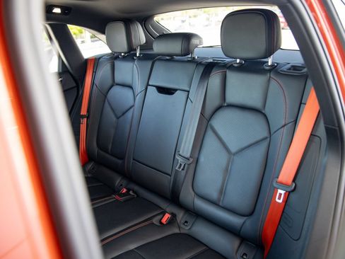 Certified 2025 Porsche Macan AWD/4WD image 18