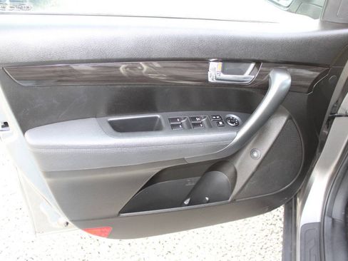 Used 2013 Kia Sorento LX FWD image 19