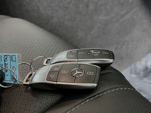 Used 2024 Mercedes-Benz GLE 350 4MATIC w/ AMG Line Exterior image 37