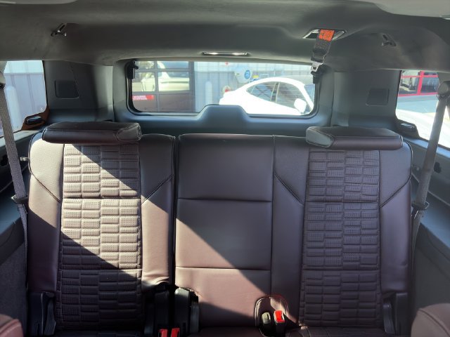 Used 2024 Cadillac Escalade ESV V w/ LPO, ONYX Package AWD/4WD image 12