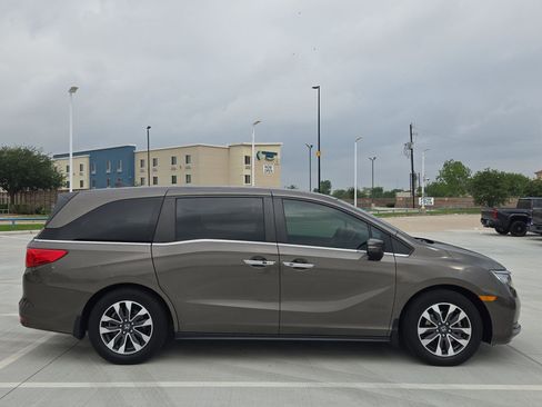 Used 2021 Honda Odyssey EX-L image 2