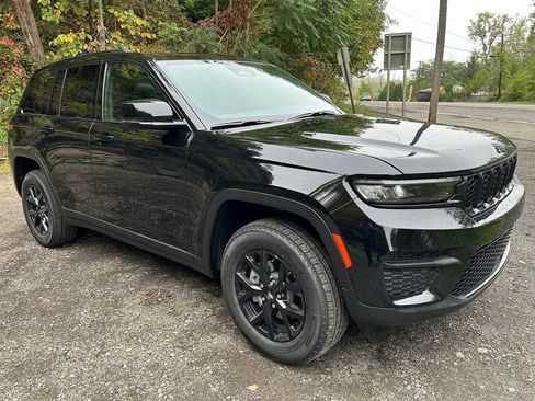 New 2025 Jeep Grand Cherokee Altitude image 8