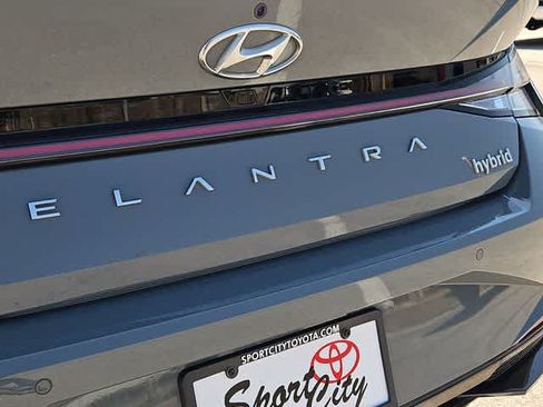 Used 2022 Hyundai Elantra Limited FWD image 11
