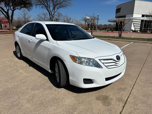 Used 2010 Toyota Camry LE image 3