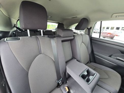 Used 2023 Toyota Highlander LE FWD image 19