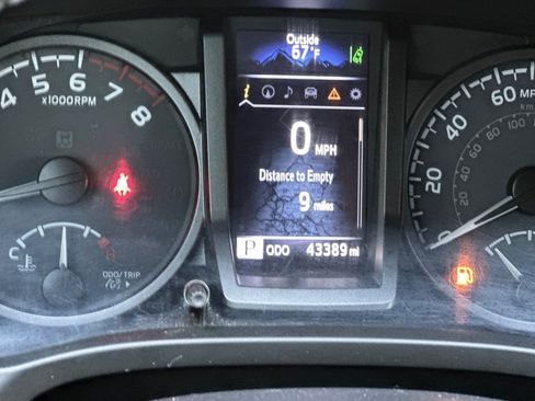Used 2021 Toyota Tacoma TRD Off-Road w/ Technology Package AWD/4WD image 29