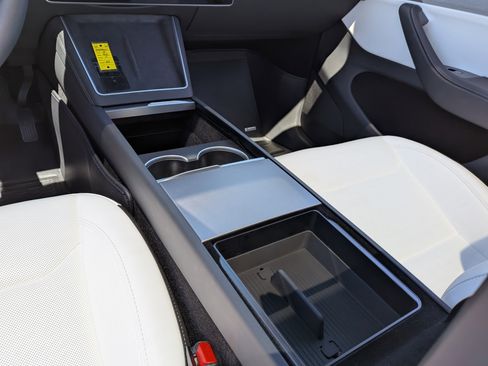 Used 2026 Tesla Model Y 2WD image 31