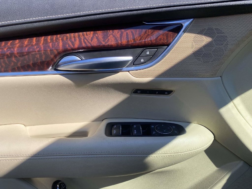 Used 2018 Cadillac XT5 Luxury w/ Driver Awareness Package FWD image 18