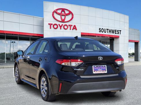 Used 2025 Toyota Corolla LE image 4