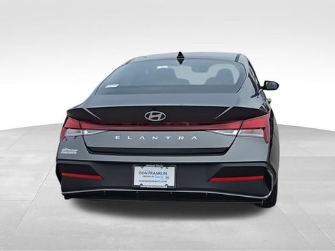 Used 2025 Hyundai Elantra SE FWD image 8