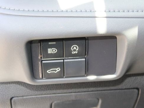 Used 2024 Toyota Highlander LE AWD/4WD image 12