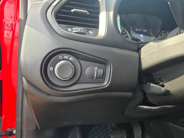 Used 2023 Jeep Renegade Latitude AWD/4WD image 17