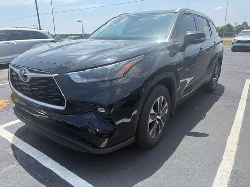 Used 2022 Toyota Highlander XLE FWD image 1