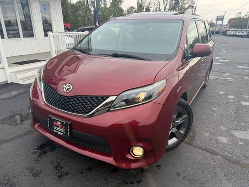 Used 2015 Toyota Sienna SE Premium image 3