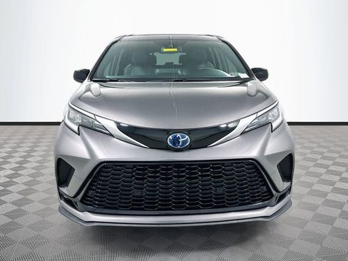 Used 2022 Toyota Sienna XSE image 2