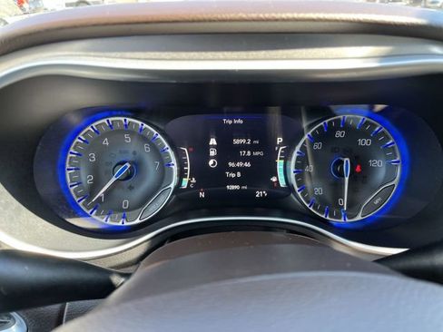 Used 2019 Chrysler Pacifica Touring-L Plus image 12