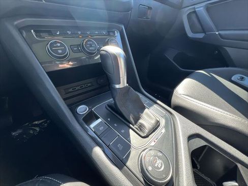 Used 2018 Volkswagen Tiguan SE w/ Panoramic Sunroof Package image 19