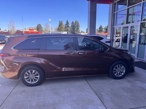 Used 2022 Toyota Sienna XLE image 4