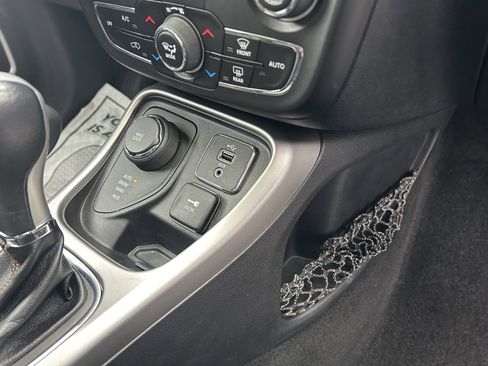 Used 2018 Jeep Compass Latitude w/ Popular Equipment Group AWD/4WD image 17