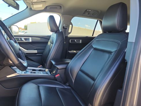 Used 2022 Ford Explorer XLT w/ Equipment Group 202A image 12