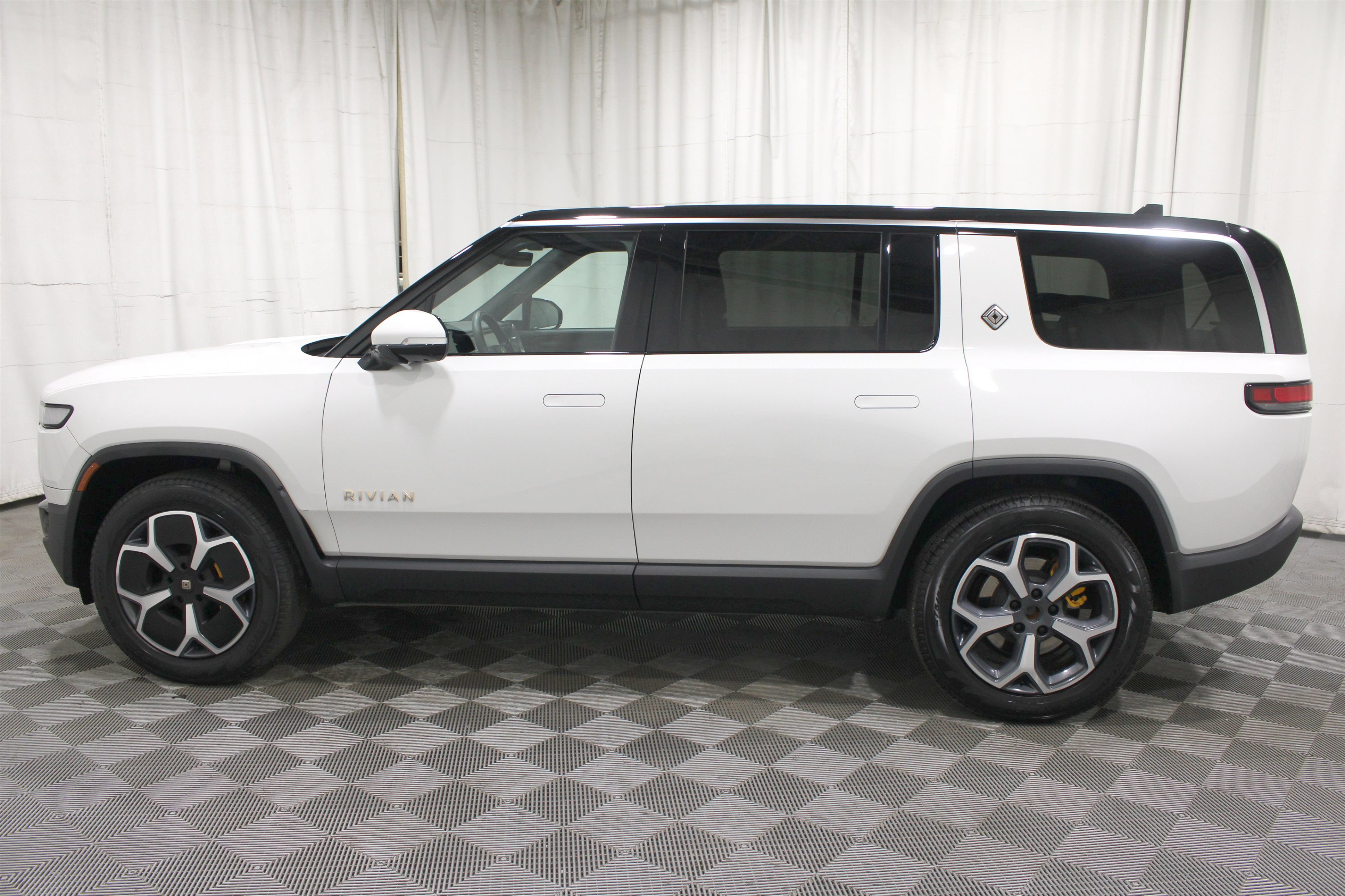 Used 2024 Rivian R1S Adventure Quad AWD/4WD image 32