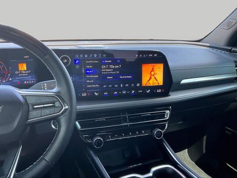 Used 2025 Chevrolet Traverse LT w/ Enhanced Driving Package FWD image 7
