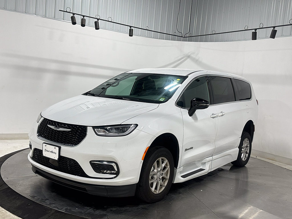 Used 2025 Chrysler Pacifica Select FWD image 2