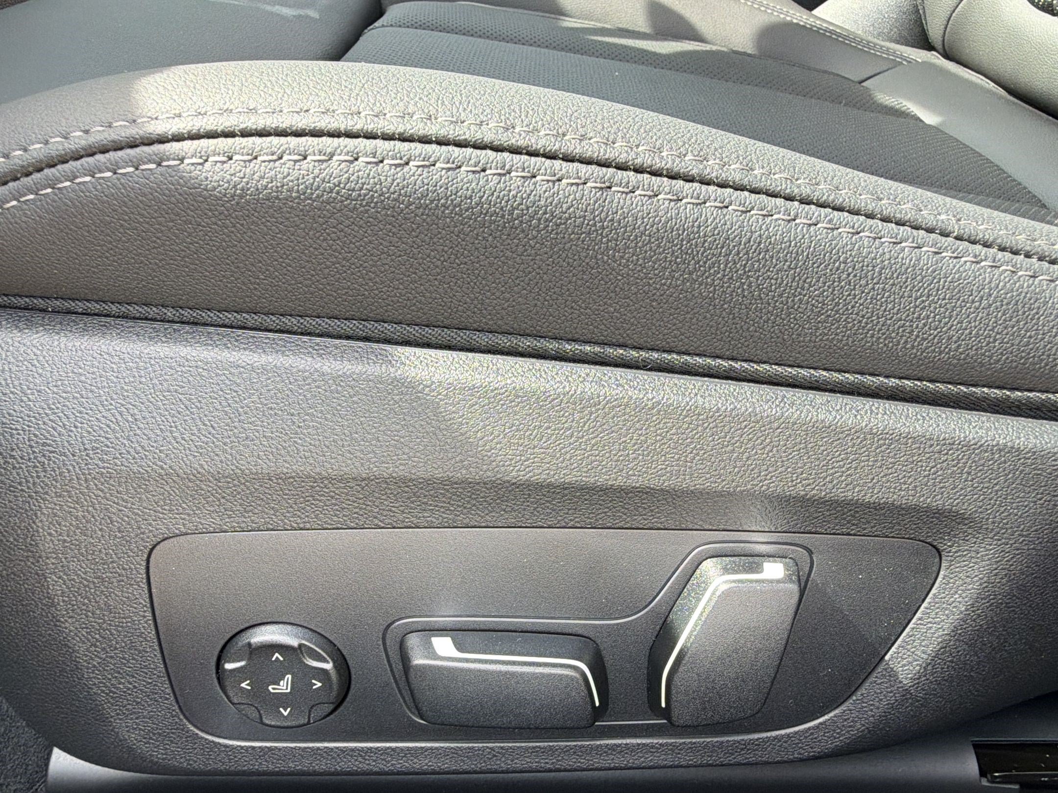 Used 2026 BMW 330i Sedan w/ Convenience Package RWD image 12