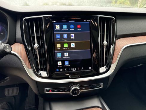 Used 2023 Volvo V60 B5 Cross Country Plus image 22