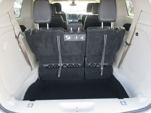 Used 2020 Chrysler Pacifica Touring-L image 10