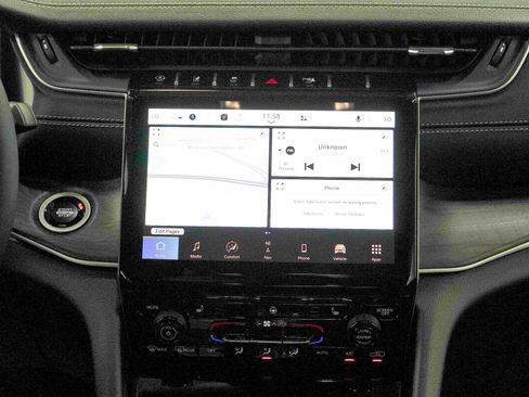 Used 2025 Jeep Grand Cherokee Limited w/ Trailer Tow Package AWD/4WD image 15