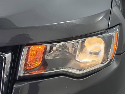 Used 2018 Jeep Grand Cherokee Limited image 29