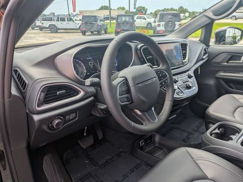 New 2027 Chrysler Pacifica Select FWD image 15