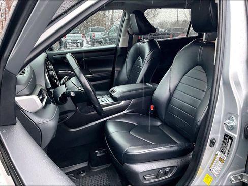 Used 2022 Toyota Highlander XLE image 10