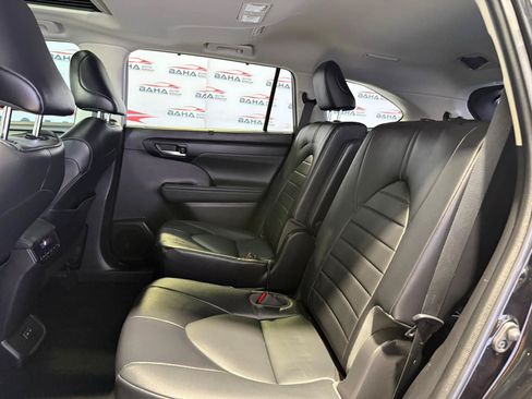 Used 2022 Toyota Highlander XLE AWD/4WD image 39