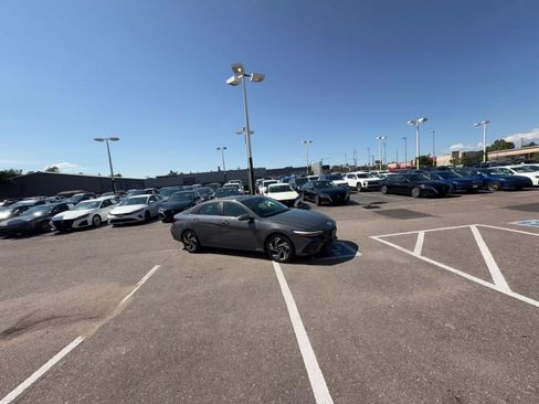 Used 2025 Hyundai Elantra Limited FWD image 14