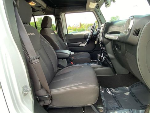 Used 2017 Jeep Wrangler Unlimited Sahara AWD/4WD image 33
