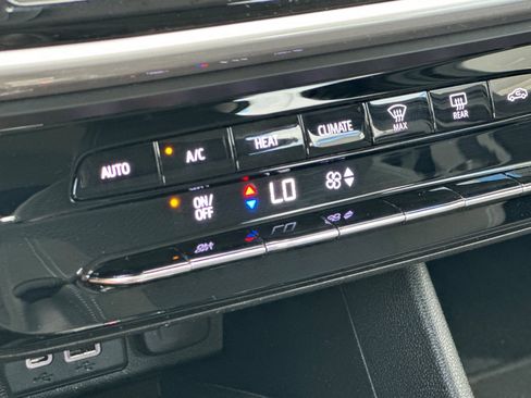 Used 2022 Chevrolet Bolt EUV LT w/ Driver Confidence Package image 29