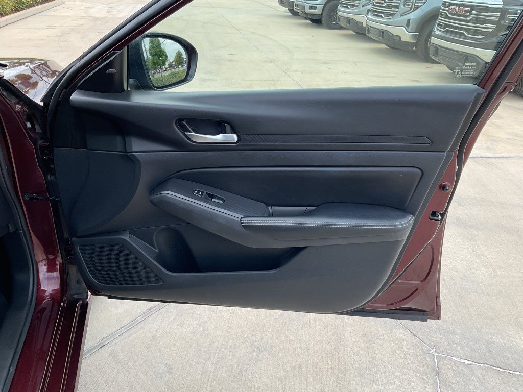 Used 2024 Nissan Altima 2.5 SV FWD image 16