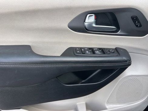 Used 2023 Chrysler Pacifica Touring-L FWD image 13