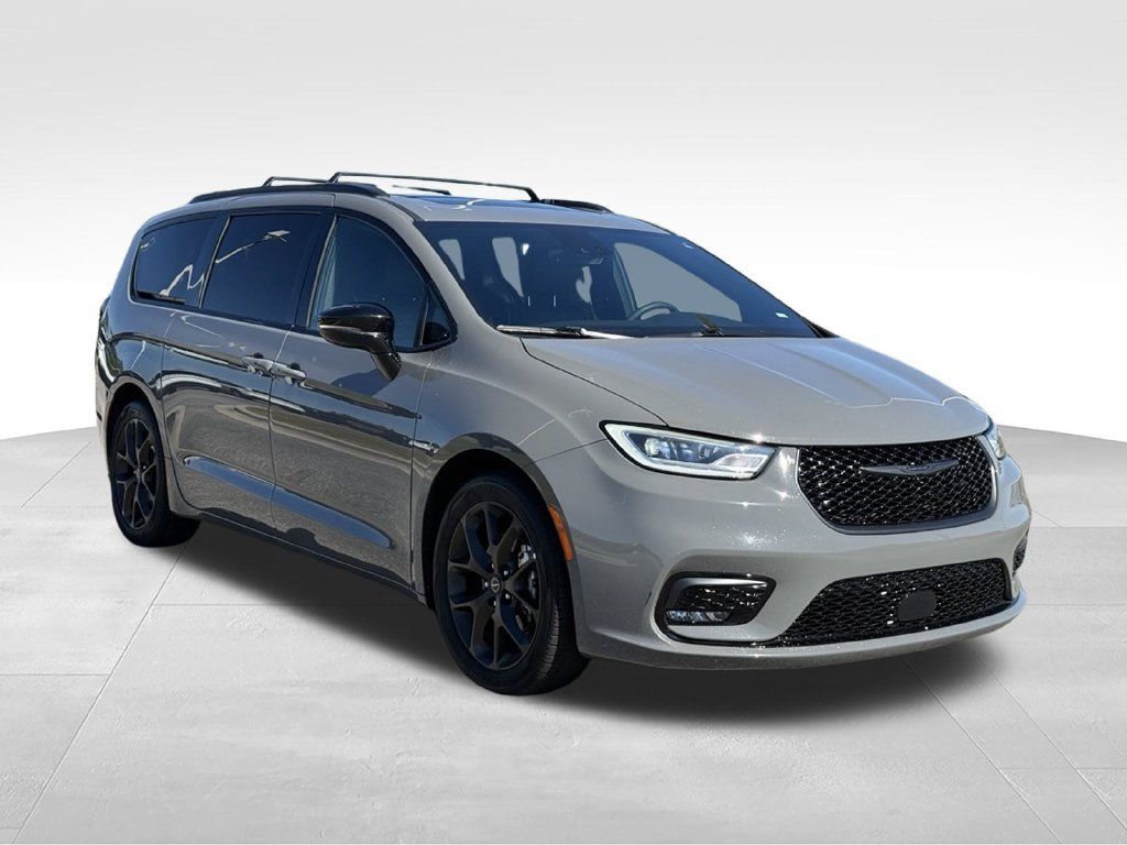 Used 2025 Chrysler Pacifica Limited FWD image 29