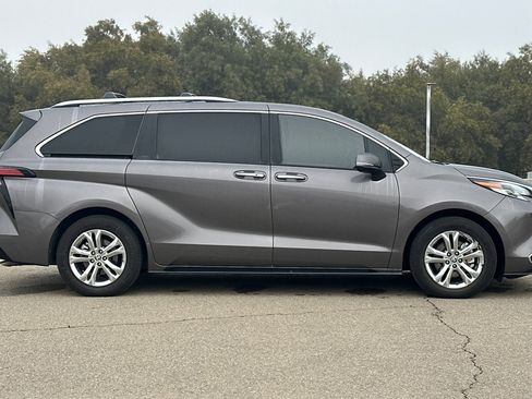 Used 2023 Toyota Sienna Platinum image 3