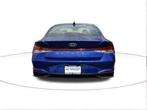 Used 2022 Hyundai Elantra SEL w/ Convenience Package FWD image 4