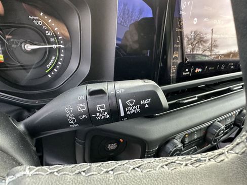Used 2025 Jeep Wrangler Unlimited Sahara AWD/4WD image 25